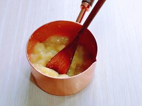 香蕉借助小勺压碎，成香蕉泥状。(熟透的香蕉)