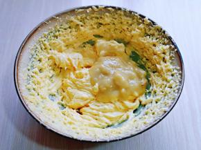 加入香蕉泥，启动电动打蛋器，低速打至均匀即可。