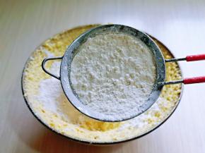 筛入泡打粉，低筋面粉。