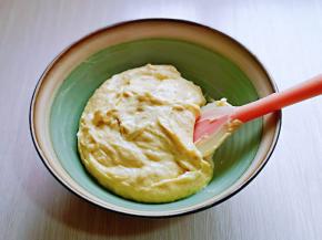 用刮刀翻拌均匀，无干粉。(顺时针翻拌）