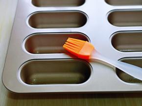 将模具刷上薄薄一层橄榄油。