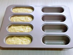 将做好的面糊倒入模具中，八分满，抹平，再轻轻震几下，将气泡震出。