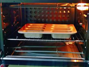 烤箱上下管165度提前预热，再把模具放入预热好的烤箱中层。