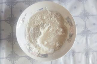 酵母加入面粉中搅拌均匀后倒入清水