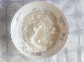 酵母加入面粉中搅拌均匀后倒入清水