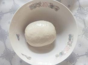 揉成光滑面团后在面团上涂一层玉米油，盖保鲜膜醒发待用。(期间准备馅料即可，准备好馅料开始制作即可。冬天需适量延长醒发时间)