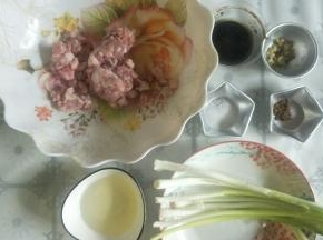 准备食材二，猪肉切丁，葱洗净切丁，姜洗净切末