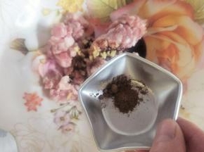 加入花椒粉搅拌均匀