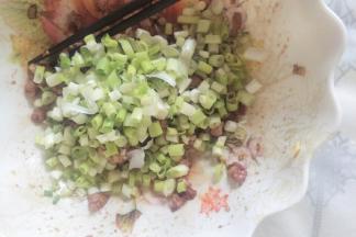 加入葱花搅拌均匀