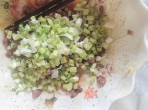加入葱花搅拌均匀