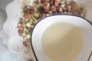 最后加入玉米油搅拌均匀即可。