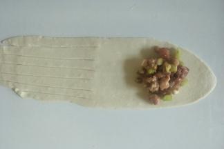 把馅料放在没有划过的一头。