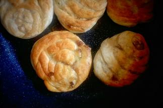 烙至金黄后翻面，烙至两面金黄即可。