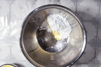 黄油、糖粉、小苏打、海盐、蜂蜜放在一起搅拌至无干粉。