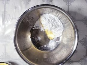 黄油、糖粉、小苏打、海盐、蜂蜜放在一起搅拌至无干粉。
