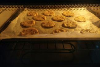 放入提前预热好烤箱中层，上下火170度，约烤18分钟左右。