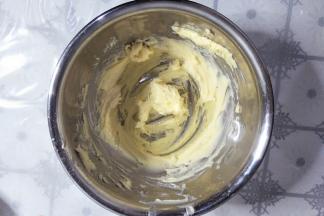 用手持电动打蛋器低速打发至黄油体积膨胀颜色微微发白的状态。