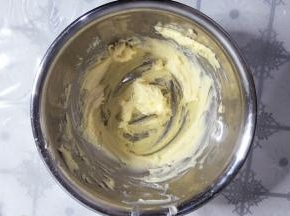 用手持电动打蛋器低速打发至黄油体积膨胀颜色微微发白的状态。