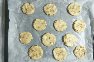 烤盘铺油纸，把小面团搓圆按扁圆在烤盘中，每个之间留出一直的距离。