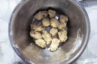 把面团均分成12等份。