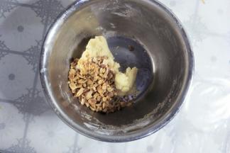 把花生碎加入面团中