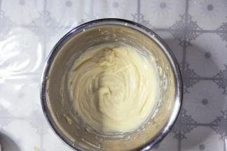 加入牛奶低速搅打均匀。