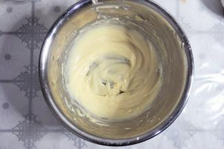 加入玉米油继续低速搅拌至乳化状态。