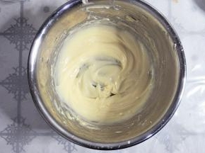 加入玉米油继续低速搅拌至乳化状态。