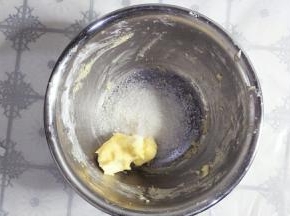 黄油，细砂糖、海盐放在一起搅拌均匀。