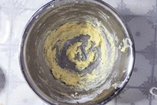 用手持电动打蛋器低速打发至黄油体积膨胀颜色微微发白的状态。