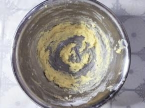 用手持电动打蛋器低速打发至黄油体积膨胀颜色微微发白的状态。