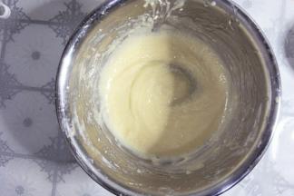 加入玉米油低速搅拌至乳化状态。