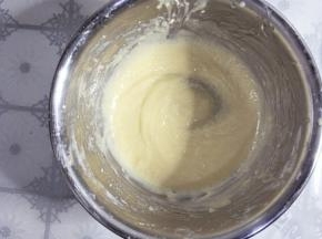 加入玉米油低速搅拌至乳化状态。
