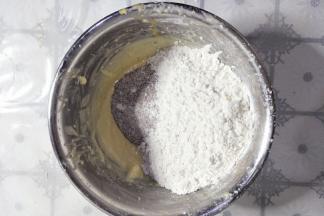 加入全麦粉，过筛加入低筋面粉。