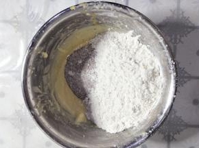加入全麦粉，过筛加入低筋面粉。