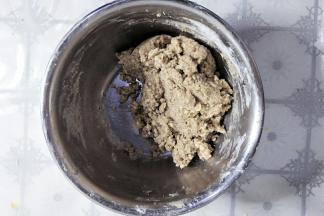 搅拌成无干面粉的面团。