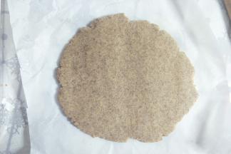 冷藏好的面团上下垫油纸，擀成厚度为5mm左右的薄饼。