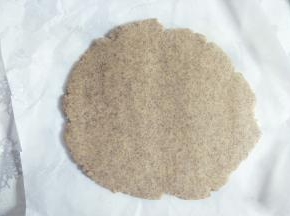 冷藏好的面团上下垫油纸，擀成厚度为5mm左右的薄饼。