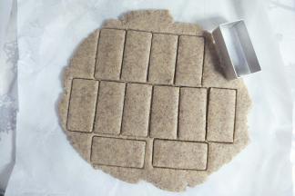 用长方形模具压出形状。(凤梨酥长方模具)