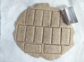 用长方形模具压出形状。(凤梨酥长方模具)