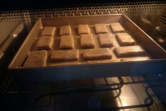 依次做好摆入烤盘，每个之间留出一定的距离。
把烤盘放入提前预热好的烤箱中层，上下火170度，约烤22分钟左右。