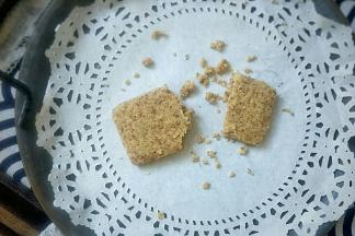 酥掉渣，一碰就酥，轻拿轻放。