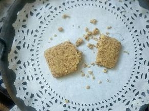 酥掉渣，一碰就酥，轻拿轻放。