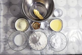 准备食材，黄油室温软化。