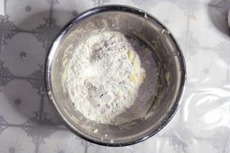 过筛加入低筋面粉、奶粉。