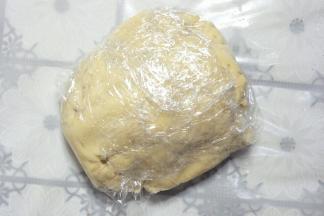 把面团略做整理，用保鲜膜包起放冰箱冷藏30分钟。