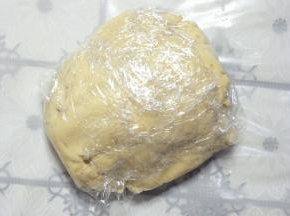 把面团略做整理，用保鲜膜包起放冰箱冷藏30分钟。