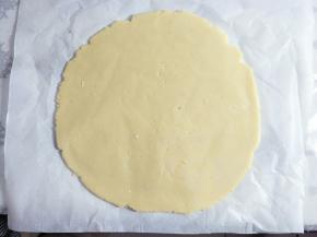 冷藏好的面团上下垫油纸，擀成厚度为5mm左右的薄饼。