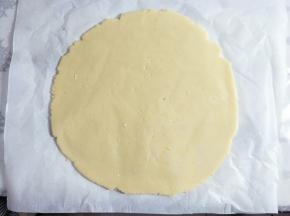 冷藏好的面团上下垫油纸，擀成厚度为5mm左右的薄饼。