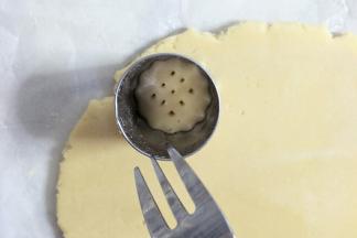 用饼干模具压出形状，并扎上小孔。